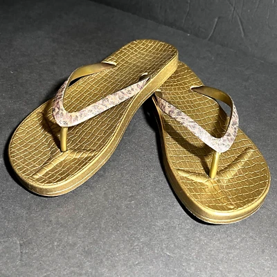 Nuevas sandalias de tanga para mujer sin etiquetas tono dorado talla 5/6 sutil estampado de leopardo Foto 1 de 4