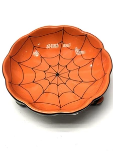 Halloween Spinnennetz Keramik Süßigkeiten Schale mit Hexenschuhen 8" Durchmesser - Bild 1 von 6