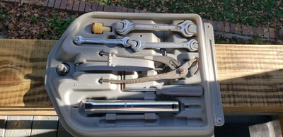 BMW E30 325I 325IS 325ES 325IX E28 528E 535I COMPLETE TOOL BOX WITH TOOLS - Image 1 of 4
