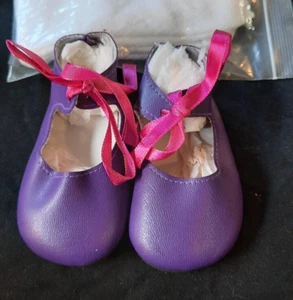 LILA PAAR MARY JANE SCHUHE & HOHE SOCKEN FÜR EINE 23" PUPPE NEU - Bild 1 von 4