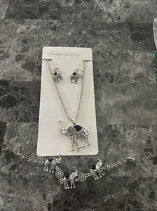 HÜBSCHE ELEFANT SECRETS SILBERFARBENE HALSKETTE, OHRRINGE & ARMBAND NEU - Bild 1 von 1