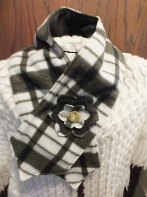 Bufanda polar reciclada reutilizada hecha a mano flor oliva blanco cierre a presión Foto 1 de 2