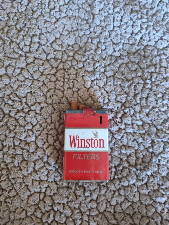 PAQUETE DE CIGARRILLOS CON FORMA DE ENCENDEDOR WINSTON Filters de colección paquete rojo Foto 1 de 1
