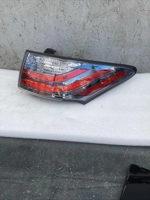 2011-2017 LEXUS CT200H RIGHT RH PASSENGER SIDE REAR TAIL LIGHT OEM - Image 1 of 4