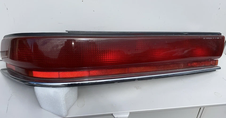 Lanterna traseira 1991-1993 Buick Roadmaster Sedan lado esquerdo do motorista 16514015 91-93 fabricante de equipamento original - Imagem 1 de 4