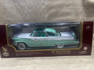 Ford Fairlane Crown Victoria 1955 Road Legends 1:18 fundido a presión verde y blanco - Imagen 1 de 5