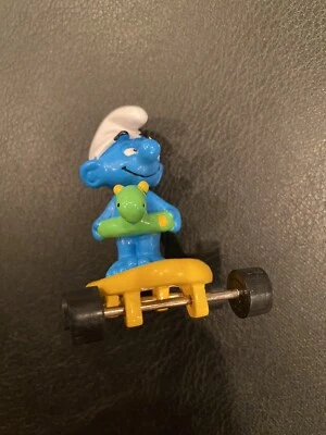 Figura de PVC Hardee's Pitufo Amarillo Monopatín Verde Tubo Interior PEYO Foto 1 de 4