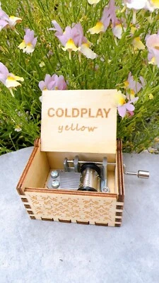 BREIZH LIZENZ Coldplay Yellow Holz Spieluhr – personalisierbar