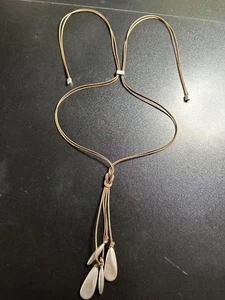 Collar Lariat con Múltiples Colgantes Lágrima Tiene Marca Corona 36" Largo - Imagen 1 de 7