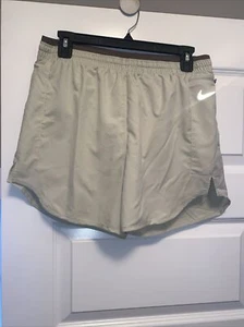 Neu Nike Tempo Luxe Damen-Laufshorts Gr. M grün unverbindliche Preisempfehlung des Herstellers: 42,00 $ - Bild 1 von 3