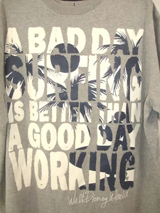NEU Disney Parks Ein schlechter Tag Surfen ist besser als ein guter Tag Arbeit T-Shirt XL - Bild 1 von 10