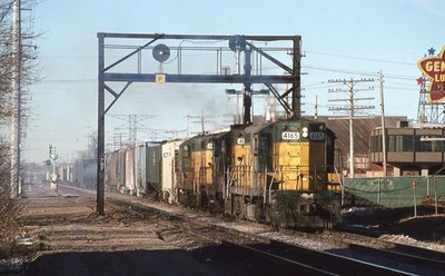 SF Orig 幻灯片 (2) CNW 西北 GP7 #4165+2 带 Sheboygan Turn Milwaukee 1991 — 第 1/2 张图片