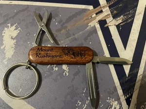 Vintage Mt Rushmore personalisiertes Souvenir Taschenmesser/Multitool Schlüsselanhänger DEREK - Bild 1 von 4