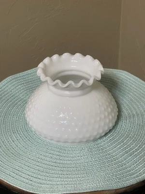 Pantalla de lámpara de huracán con volantes Hobnail de vidrio de leche blanco vintage Foto 1 de 4