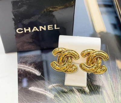 Auténticos Pendientes CHANEL Matelasse CoCo con logotipo grabado con caja SE090144 Foto 1 de 4
