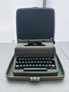 1955 Royal Quiet De Luxe Typewriter W/Case - Works Good - Picture 1 of 7