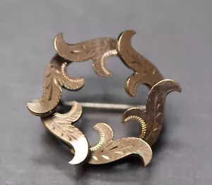 Schöne Vintage zierliche goldfarbene runde detaillierte Ranken Anstecknadel  - Bild 1 von 7