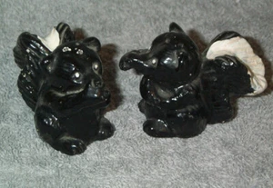 Pair of Skunk Salt Pepper Shakers Holding Their Noses,Vintage Chalkware, Plaster - Picture 1 of 5