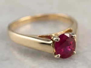 Anillo de compromiso solitario de rubí rojo creado en laboratorio redondo de 1 quilate enchapado en oro amarillo de 14 quilates - Imagen 1 de 6