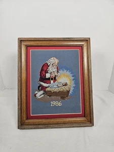 Vintage Holz gerahmt Kreuzstich Santa Krippe Szene rot mattiert 1986 11,5"x9,5" - Bild 1 von 3