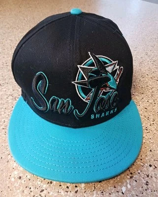 Gorra San Jose Sharks NHL New Era 9Fifty negra con cierre a presión ala verde azulado Foto 1 de 4