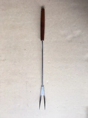 Tenedor de barbacoa vintage ANDROCK 2 clavijas con mango de madera, Canadá, 20" de longitud Foto 1 de 4