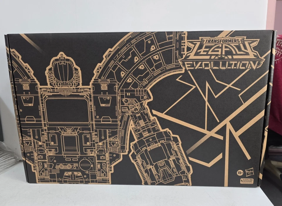 Hasbro Legacy Generations Guardian Robot 24 in Action Figure - F6940