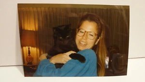 1980S VINTAGE FOUND PHOTOGRAPH COLOR ORIGINAL PHOTO WHITE GIRL HUGGING BLACK CAT - Picture 1 of 4