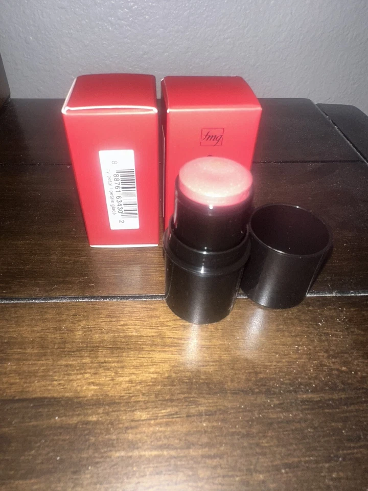 Avon fmg Glimmer Be Blushed Cheek Color Icy Petal 0.14 Oz Ship