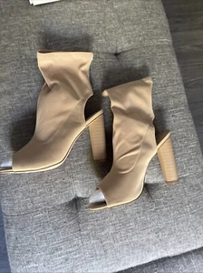 Calcetín bota para mujer con parte superior elástica sin cordones tacón punta abierta beige 10 - Imagen 1 de 6