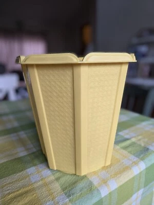 Basura de baño de diseño de mimbre con cesta de basura de plástico Rubbermaid amarilla de colección #2945 Foto 1 de 4