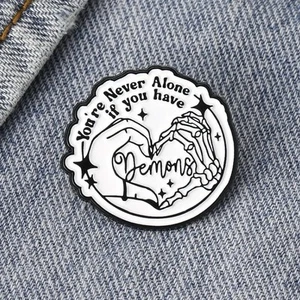 Pin esmaltado You’re Never Alone If You Have Demons - Lindo corazón mano esqueleto BPD - Imagen 1 de 5