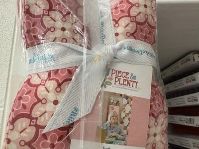 Paquete Piece & Plenty de Lori Holt Of Bee In My Bonnet y Riley Blake Designs  Foto 1 de 2