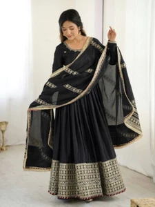 Neues neuestes Chinnon Seidenkleid und Unterteil mit Dupatta für Hochzeit Kollektion - Bild 1 von 14