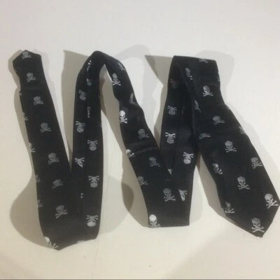 Gravata The TIE BAR Skull & Crossbones 100% seda preta prata gótica *PRECISA DE FERRO - Imagem 1 de 4