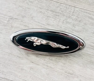 97-06 Jaguar X100 XK8 delantero izquierdo guardabarros ala logotipo emblema insignia OEM - Imagen 1 de 5