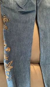 JOHN + MARK DENIM JEANS SIZE 6 EMBOIDERED DESIGN DOWN LEFT LEG LEAFS RAW HEM - Picture 1 of 11