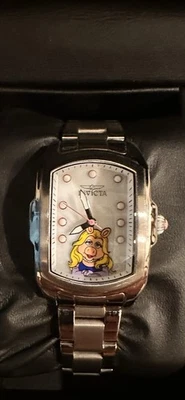 Reloj Muppets Miss Piggy Dama Invicta Modelo 25972 con Caja Edición Limitada Foto 1 de 4