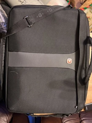 Wenger Swiss Gear 16” Estuche para computadora portátil Bolso de hombro Negro Foto 1 de 4