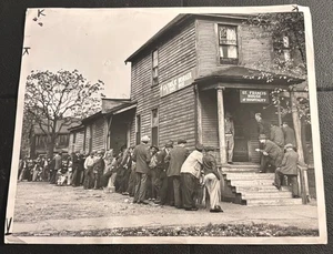 Foto de prensa 1949 SKID ROW Detroit MI Down and Outers alineación para desayuno gratis - Imagen 1 de 3