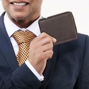 Cartera con cremallera de cuero genuino Hunter - aspecto áspero resistente - marrón oscuro - Imagen 1 de 9