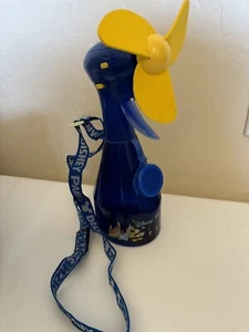 Disney Parks Bottiglia Spray Acqua Ventilatore a Batteria - Blu e Giallo - Foto 1 di 8
