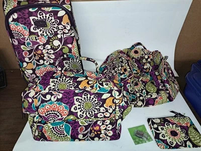 Nuevo Vera Bradley Ciruela Loca Maleta Giratoria, Bolso de Lona, Bolso de Hombro, Muñequera  Foto 1 de 4