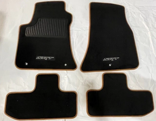 KIT ALFOMBRILLA CHRYSLER 5SE87LV5AA NUEVO OEM 5SE87LV5AA Foto 1 de 1