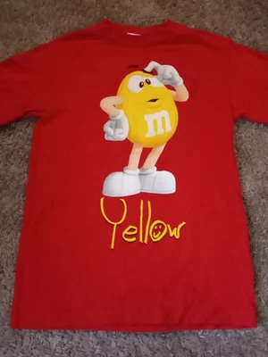 Camiseta gráfica promocional masculina pequena vermelha amarela chocolate doce M&Ms - Imagem 1 de 4