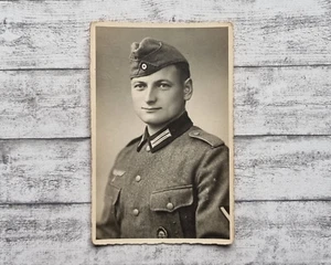 Foto Soldat Wehrmacht 2. WK Uniform Mütze Abzeichen Militär Mähr. Weisskirchen - Picture 1 of 2