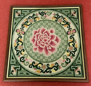 Vintage Tapestry w Pink Circular Floral Pattern & Wooden Frame Wall Hanging Art - Bild 1 von 18