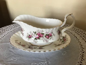 ROYAL ALBERT LAVENDER ROSE GRAVY BOAT & UNDERPLATE ENGLAND - Picture 1 of 7