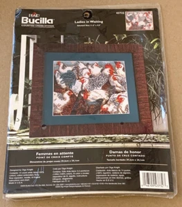 Bucilla Hühnerstall "Ladies in Waiting" Hahn & Hühner Kreuzstich-Set Neu in Verpackung - Bild 1 von 2