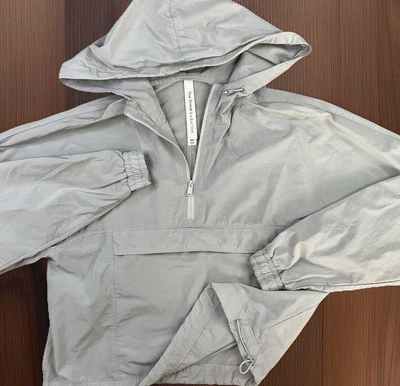Chaqueta Aritzia The Group Babaton Anorak Rompevientos con Capucha Pullover Talla 2XS Foto 1 de 4